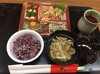 ラフテーやドゥルワカシーなどが盛られている正月料理の写真