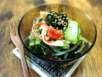 きゅうりやモーウイを使った夏野菜とそうめんコンニャクのさっぱり和えの写真