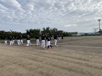 手を叩きあっている野球選手たちの写真