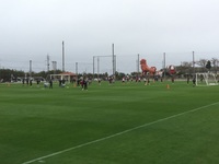 ZANPAプレミアム残波岬ボールパークでサッカーの練習を行っているヴィッセル神戸の選手たちの写真