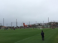 ZANPAプレミアム残波岬ボールパークでサッカーの練習試合を行っている様子の写真