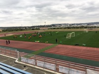 グループに分かれてパス練習を行っているサッカー選手たちの写真