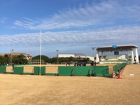 コーチの話を聞いているソフトボール選手たちの写真