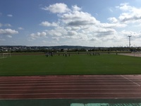 コーナーを使ってドリブル練習を行っているサッカー選手たちの写真
