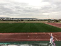 シュート練習をしているサッカー選手たちの写真