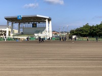 読谷村運動広場でソフトボールの練習を行っている日立サンディーバの選手たちの写真