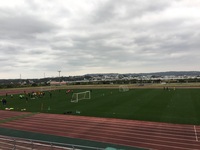 グループに分かれてドリブル練習を行っているサッカー選手たちの写真