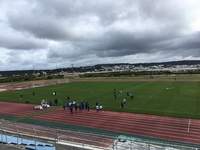 ダンベルを使って練習しているサッカー選手たちの写真