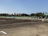 パスと捕球の練習を行っている野球選手たちの写真