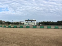 コートの端に集まろうとしている野球選手たちの写真