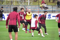 ボールを目で追いながら動いているサッカー選手たちの写真