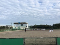 ウォーキングを取り入れた練習を行っている野球選手たちの写真