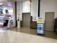 エレベーター出入口の右に設置された、村立図書館の返却ポストの写真