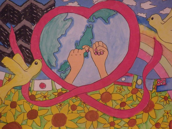 リボンでハートが形どられ周囲には、満開の花やハトが描かれリボンの中に地球があり、その上で小指を固く結び指切りの約束をしている「平和を大切に」のイラスト