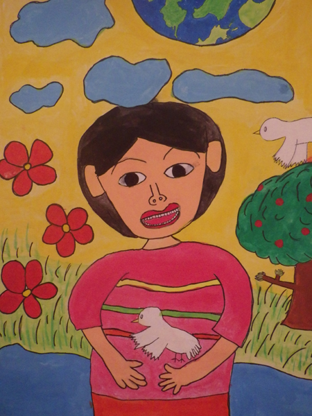 空に地球が浮かび花や木が描かれ、3本のラインが入った服を着た少女が、胸の前に広げた手のひらの上のハトが止まろうとしている「平和な世界、大切な命」のイラスト