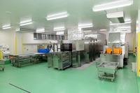 消毒保管機や洗浄機等を導入した、読谷第二給食調理場の内装の写真