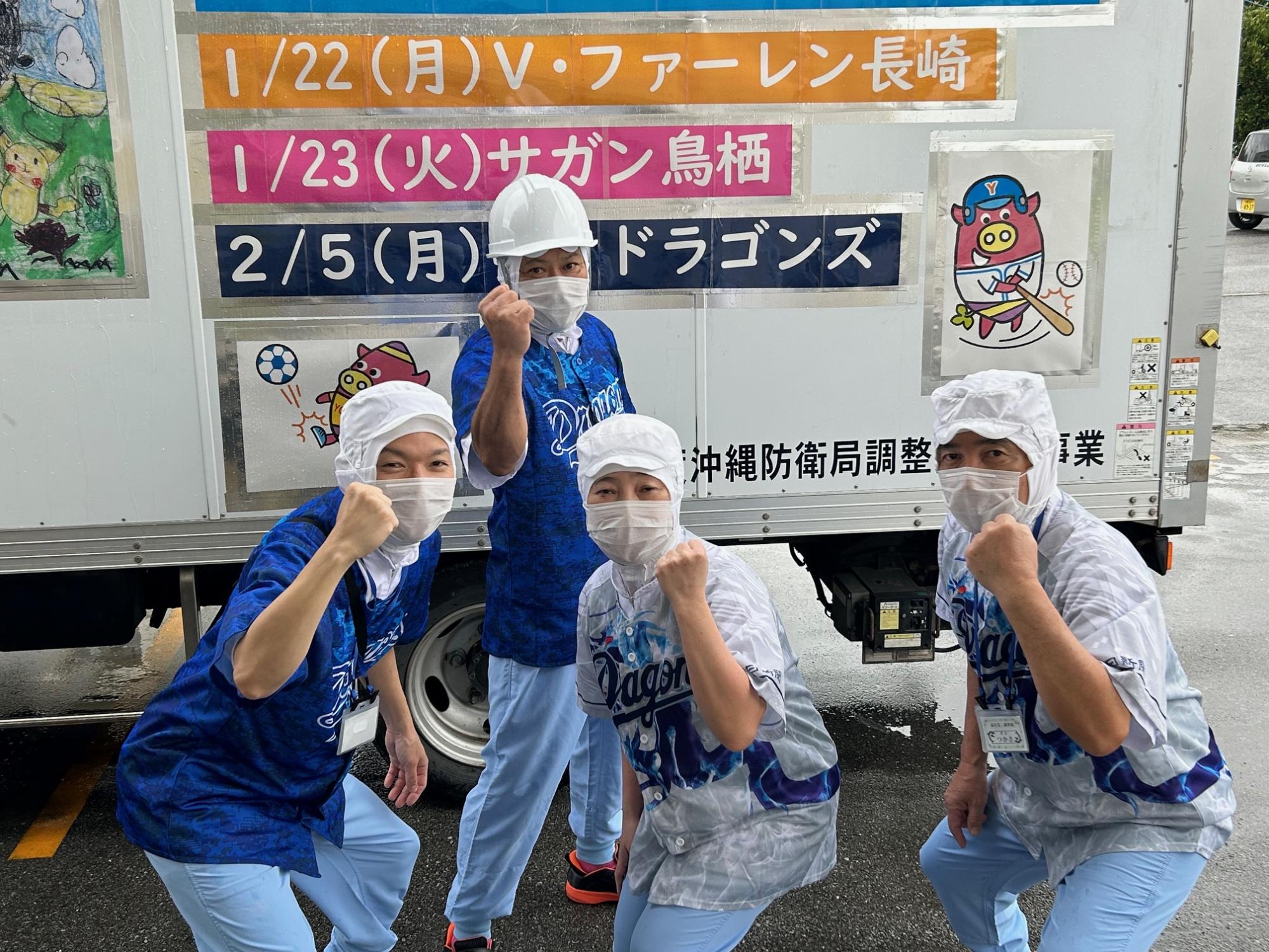 ユニフォームを着用しての給食配送の様子1