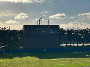 施設面積12,570平方メートル、スタンド総席数5,800席のオキハム読谷平和の森球場の写真