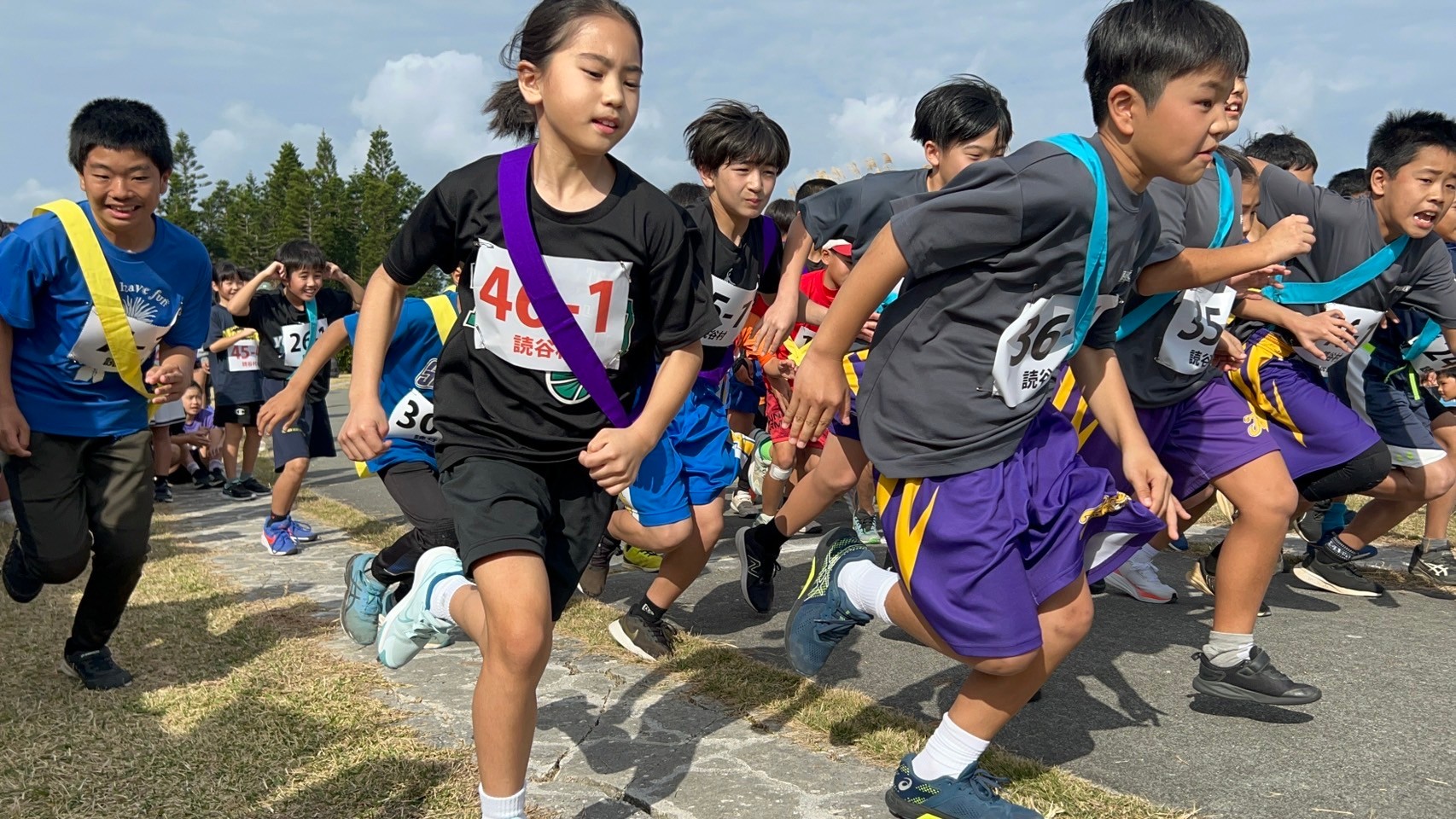 小学生駅伝大会、一斉にスタート