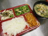 マグロ団子のサンラータン風スープや小松菜の煮びたしなどが盛られた生活習慣病予防料理の写真