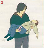 左上に2と書かれている、右手に保険証を持ちながら、ぐったりしている子供を抱きかかえている女性のイラスト