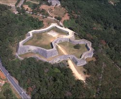 林の中にある2段重なった城の跡地の塀を上空から見た写真