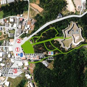 世界遺産座喜味城跡ユンタンザミュージアム南側駐車場と周辺の航空写真