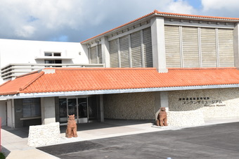 オレンジの屋根に、白い柱と壁で2階建ての博物館の写真