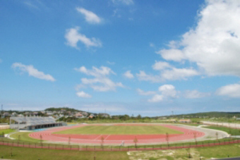 敷地面積35,806平方メートルの陸上競技などができる天然芝がひかれた読谷村陸上競技場の写真