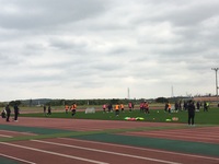 読谷村陸上競技場でサッカーの練習をしているサガン鳥栖の選手たちの写真