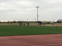 5人の選手がゴール付近に集まって練習をしている様子の写真