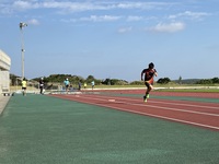 コースを走っている男性の陸上選手の写真