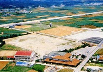 施設面積21,968平方メートルの野球やサッカーなどができる運動広場を上空から撮影した写真