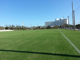 サッカーやラグビーができる天然芝がひかれたZANPAプレミアム残波岬ボールパークの写真