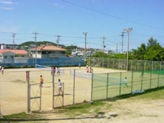 砂地のテニスコートが二面ある読谷村テニスコートの写真