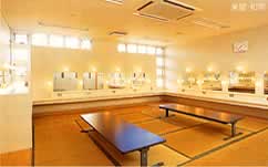 壁面に多くの鏡が設置され畳に座卓が置かれている鳳ホールの楽屋・和室の写真