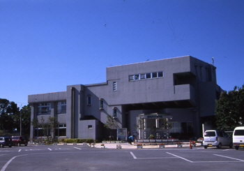 北側より撮影された、読谷村立図書館の建物外観の写真