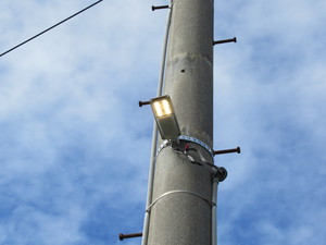 LEDに切り替えられた村管理防犯灯の写真