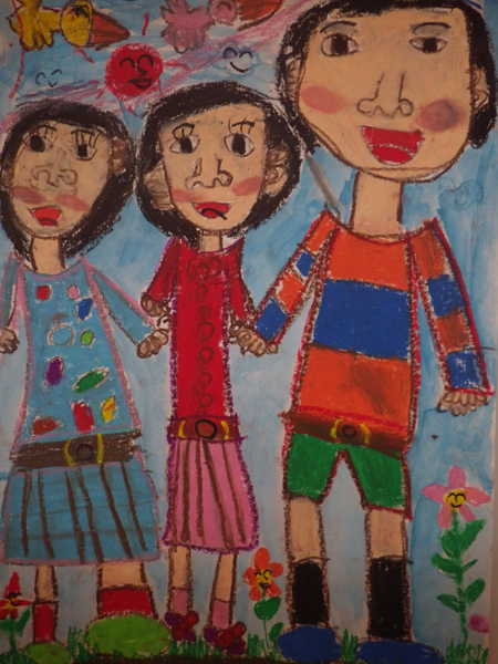 花咲く広場で3人の子どもが仲良く手をつないで並び楽しい時間を過ごしている様子の「へいわっていいな」のイラスト