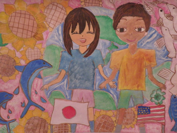 地球の周りに満開ひまわりが花を咲かせ、ハトやイルカが描かれた背景に日本とアメリカの子どもが仲良く微笑んでいる「みんなが笑顔で」のイラスト