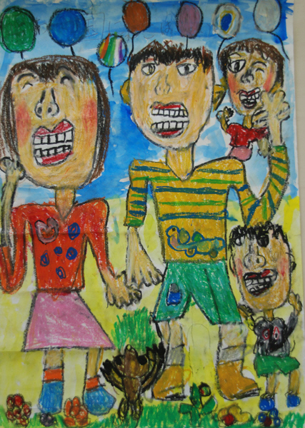 青空の中に飛んでいく風船を背景に、左からハート型の模様が描かれたオレンジ色のTシャツにピンクのスカートをはいた笑顔の女性と、その右隣にはボーダー柄の黄色いTシャツに、緑のズボンをはいた男性が描かれ、男性の肩には笑顔の少女がおり、男性の足元には笑顔の少年が立っている、古堅小学校2年、平安常太郎さんが描いた、かぞくはいつでもいっしょというタイトルのイラスト