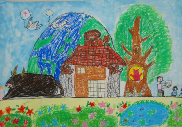 青空の中、風船を銜えた白い鳥が2羽飛んでいて、画面中央には沖縄の民家があり、背景に大きな地球が描かれている、民家の左には牛が寝そべり、右には大きな木があり、その隣で授業をしている人の姿が描かれており、民家の手前には花畑と池がある、古堅小学校2年、照屋慧さんが描いた、平和なおきなわというタイトルのイラスト
