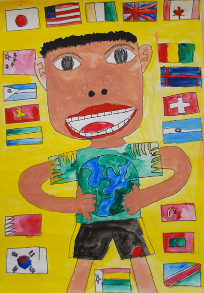 黄色い背景の中央に大きく描かれている、笑顔で地球を抱えた少年と、その周りに各国の国旗が描かれている、古堅南小学校3年、波平将樹さんが描いた、世界が一つにというタイトルのイラスト