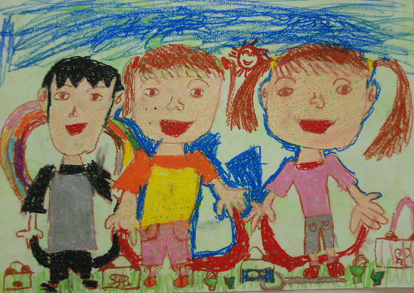 青空の下、草原の上に立ち、縄跳びを持った少年少女3人が笑っている姿を描いた、渡慶次小学校1年、安里七海さんが描いた、みんななかよしというタイトルのイラスト
