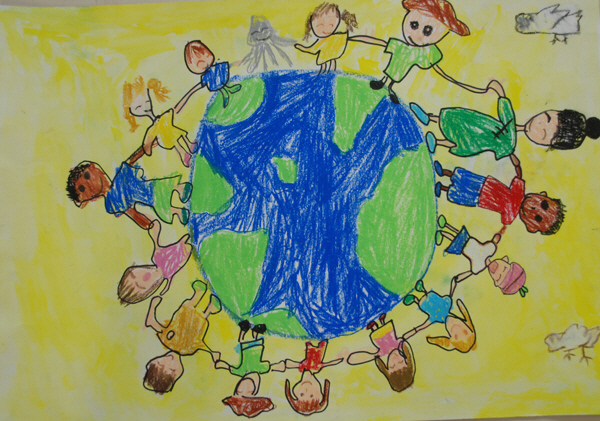 黄色い背景の中央に地球があり、宇宙人や様々な国籍の人々が地球の上に立ち手をつなぎ輪になって笑っている、古堅小学校2年、上地花奈さんが描いた、ちきゅうはかぞくというタイトルのイラスト