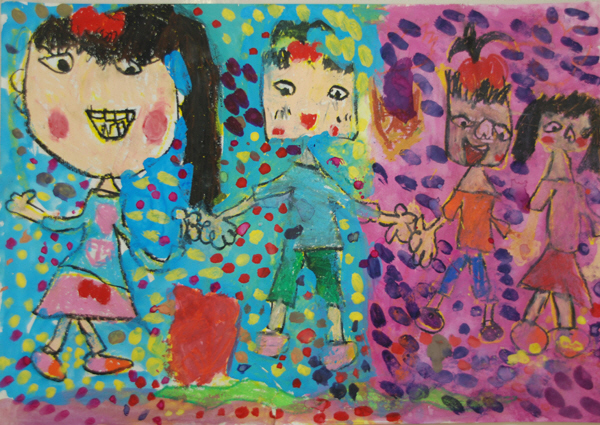 中心から左側が水色、右側がピンクの背景に、頭にリボンを付けて笑顔で手をつないでいる4人の姿を描いた、渡慶次小学校2年、與久田愛さんが描いた、みんなにこにこというタイトルのイラスト