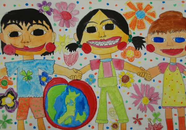 3人の少女が笑顔で手をつなぎ、少女の手の下、中央から左側にずれた位置にハートの中に丸い地球が描かれ、少女の周囲に花々が咲いている様子を描いた、喜名小学校5年、松田愛里さんが描いた、みんな仲間というタイトルのイラスト