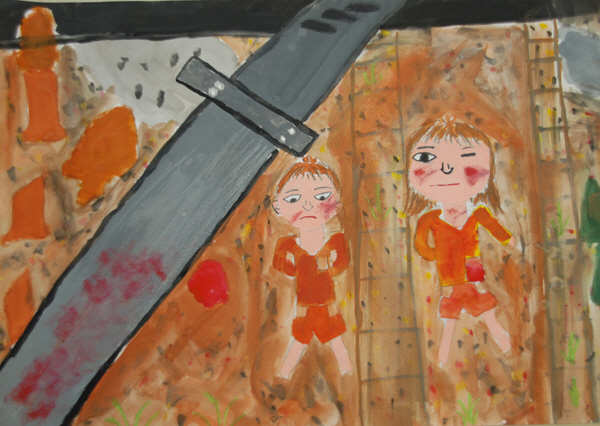 電柱が右に傾き、その横で線路の隣を歩いているオレンジ色の服を着たはだしの少年少女2人の姿を描いた、喜名小学校6年、田仲結女さんが描いた、戦争後の町を歩く少年と少女というタイトルのイラスト