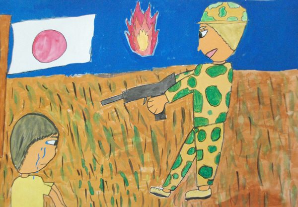 青空に炎が上がり、左端に日本国旗がはためいている草原の中、兵士が一人の泣いている少年に銃を向けている様子を描いた、喜名小学校6年、平良智沙さんが描いた、ねらわれた少年というタイトルのイラスト