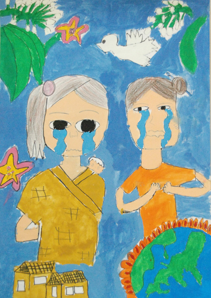 青空をバックに、二人の女性が涙を流していて、頭上には植物と白いハトが飛び、右下には地球が描かれ、左下には家が描かれている、古堅小学校6年、名嘉真朝就さんが描いた平和なくらしがしたいというタイトルのイラスト